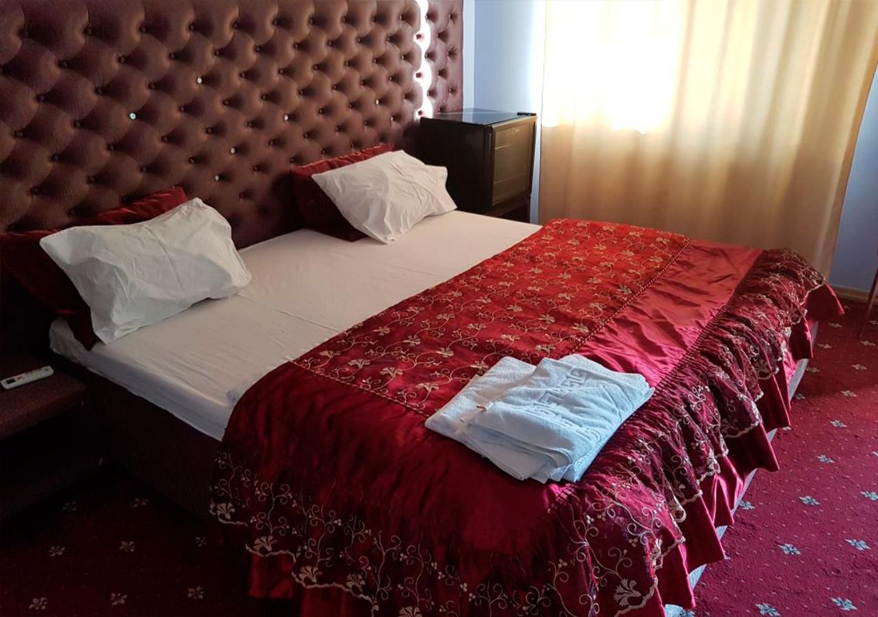 Emperum Nelson Hotel Chişinau Exteriör bild